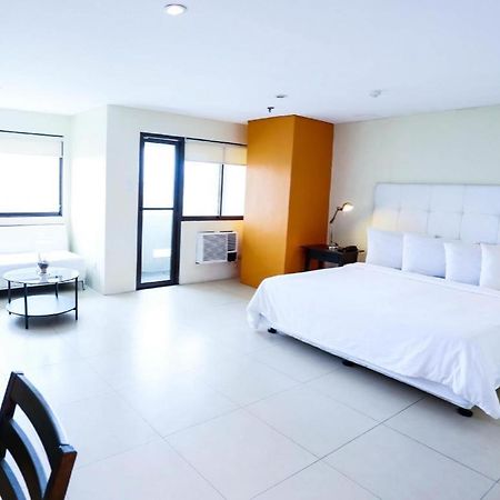 The Victor Hotel Makati City Esterno foto