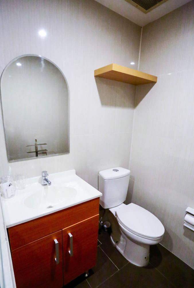 The Victor Hotel Makati City Esterno foto