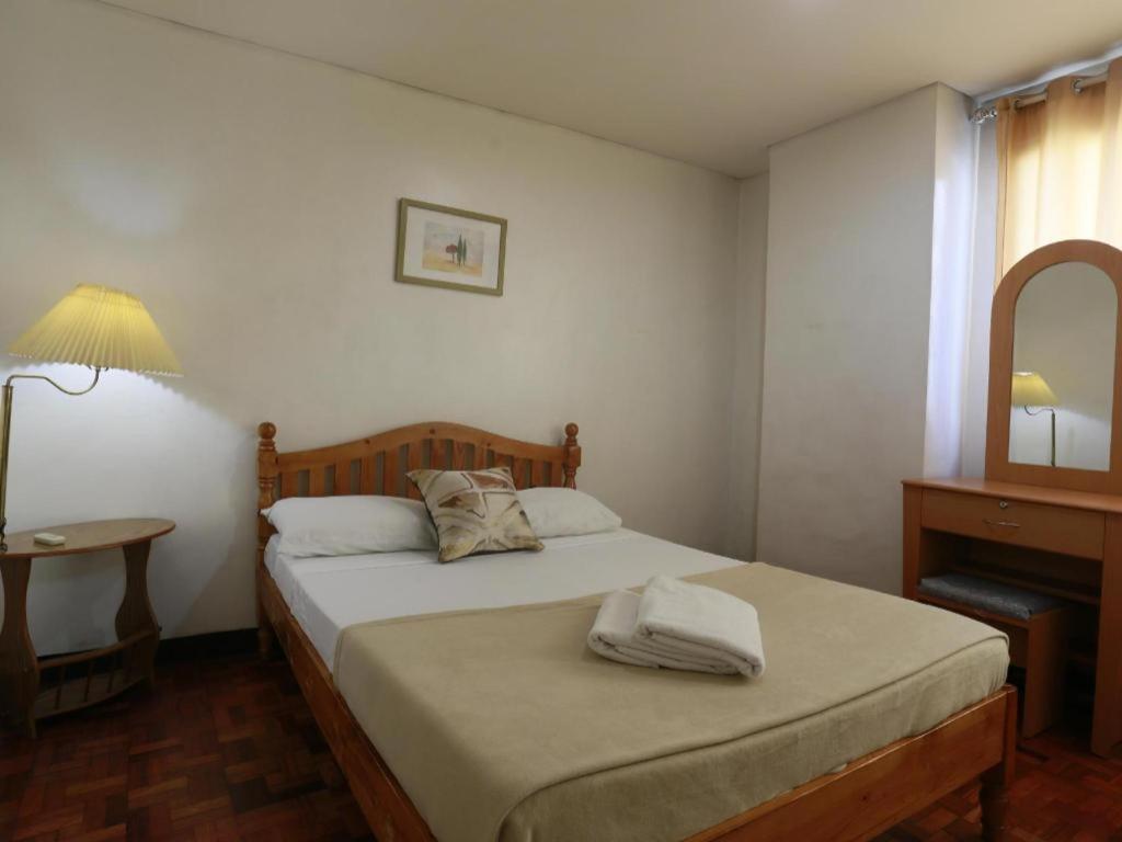 The Victor Hotel Makati City Esterno foto
