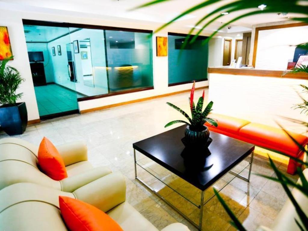 The Victor Hotel Makati City Esterno foto