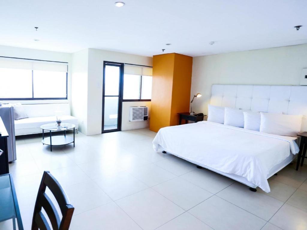 The Victor Hotel Makati City Esterno foto