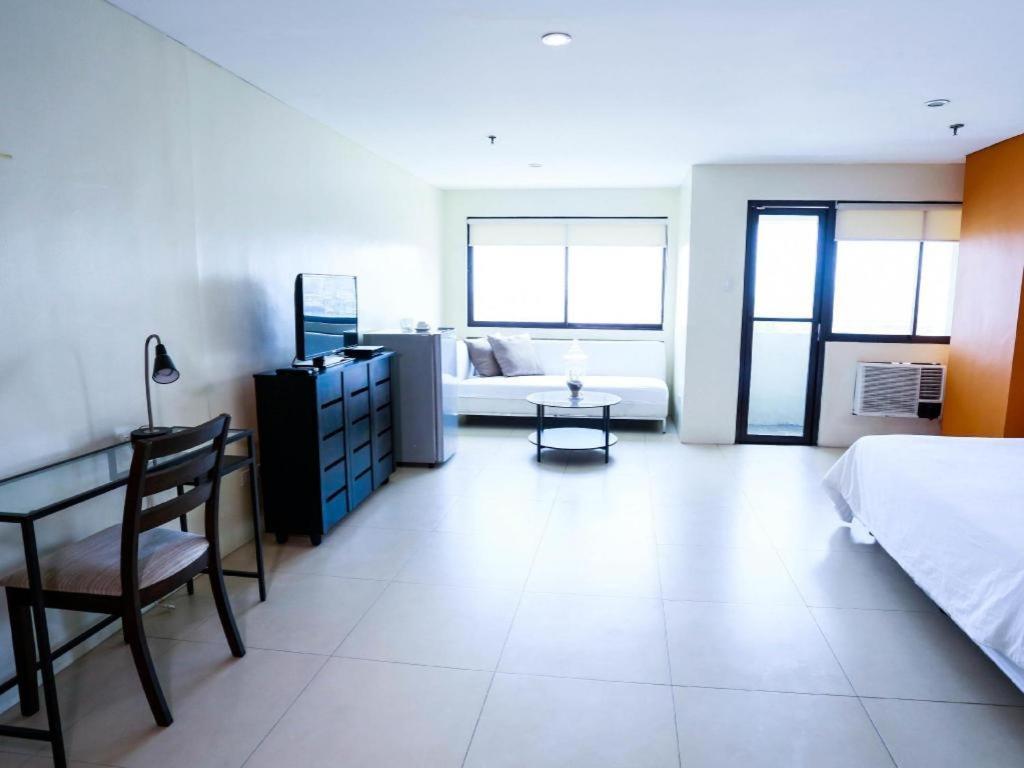 The Victor Hotel Makati City Esterno foto